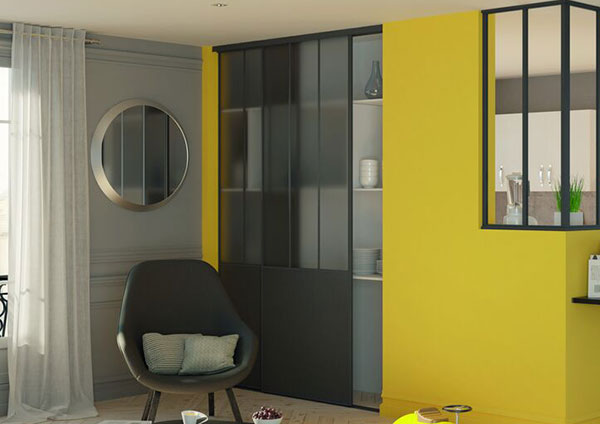2 portes de placard ouvertes